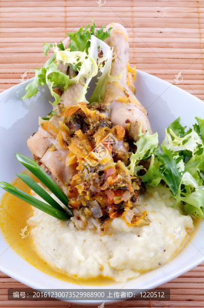 烤雞腿配土豆泥；蔬菜炒蔬菜
