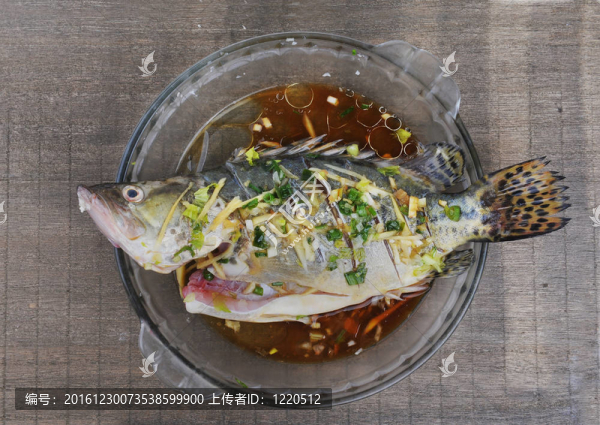 盤子里的魚