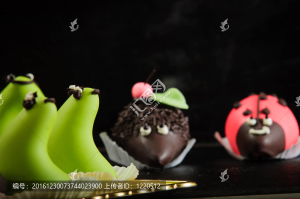 盤子上的美味甜點(diǎn)