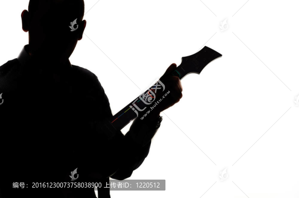 男人用吉他的剪影
