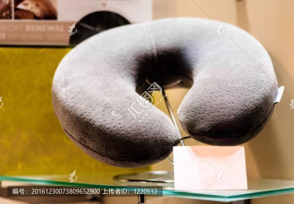 櫥窗中的頸枕