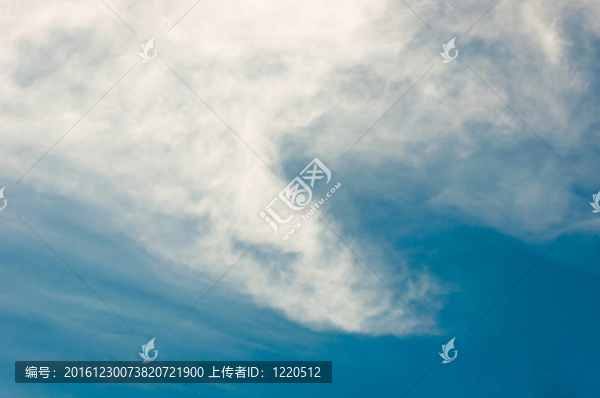 深藍色的天空