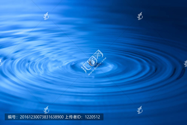在藍色色調(diào)的水花特寫