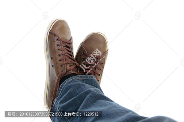 男子腿在運動鞋和牛仔褲躺
