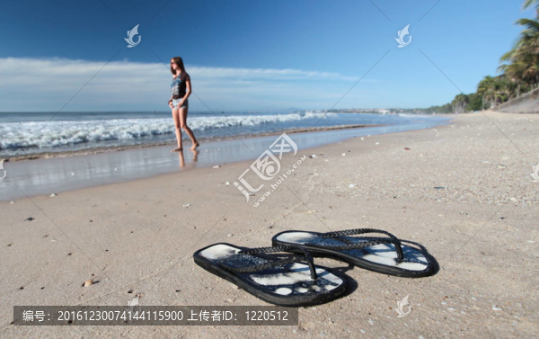 海灘上的鞋子
