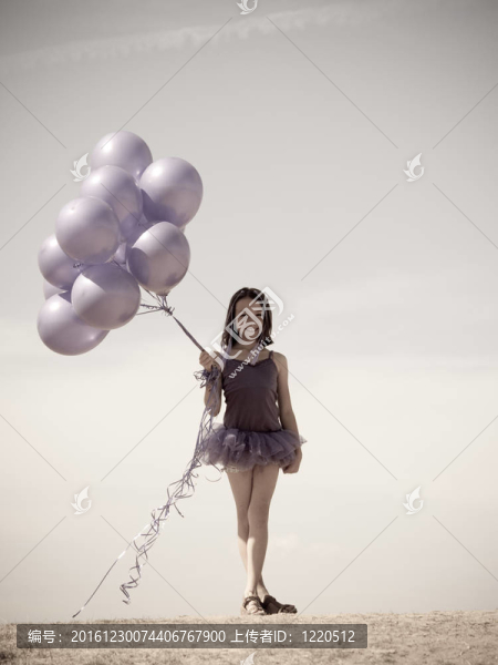 漂亮的小女孩和氣球在手