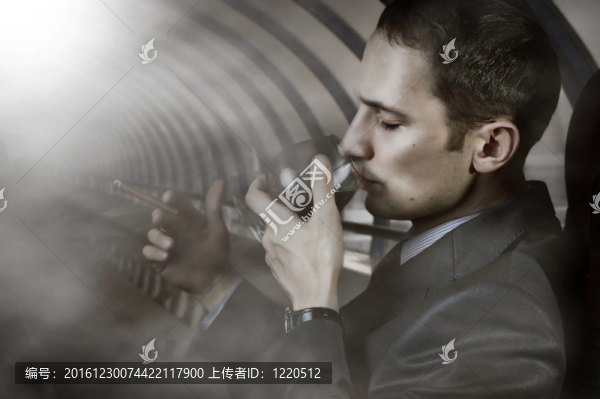 帶玻璃和雪茄的男人肖像