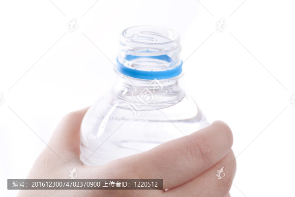 拿著一瓶開著的水