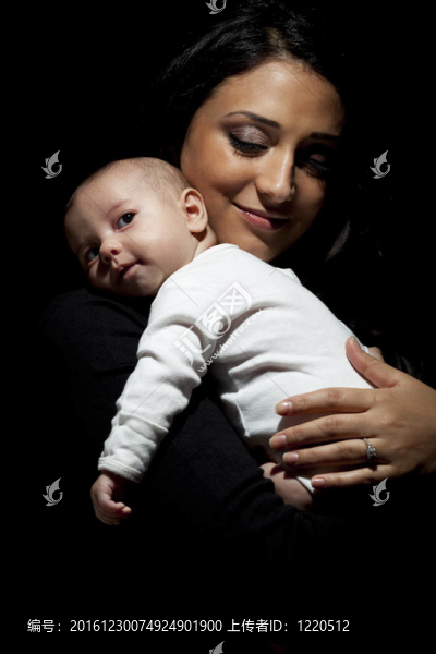 迷人的Ethnic,Woman與她的新生嬰兒