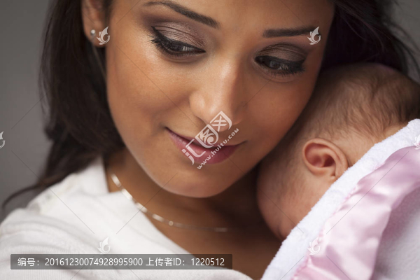 迷人的Ethnic,Woman與她的新生嬰兒