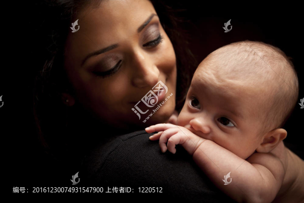 迷人的Ethnic,Woman與她的新生嬰兒