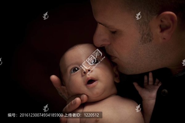年輕的父親抱著混血兒