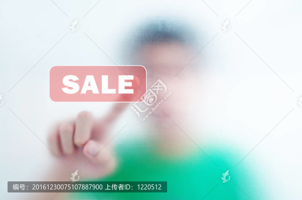 男子手指按下觸摸屏按鈕