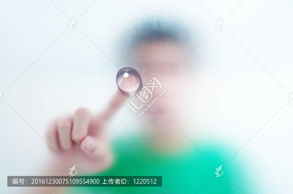 男子手指按下觸摸屏按鈕與水滴