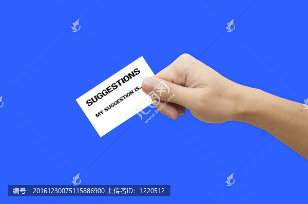在藍色背景上手持的建議紙
