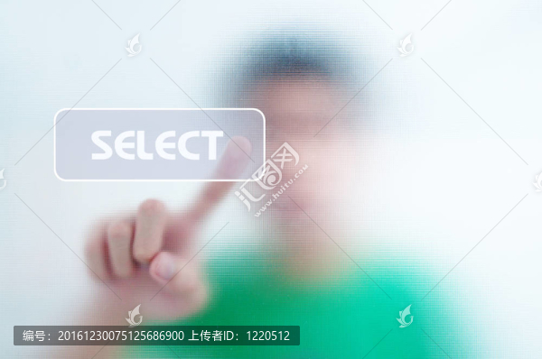 男子手指按下觸摸屏按鈕