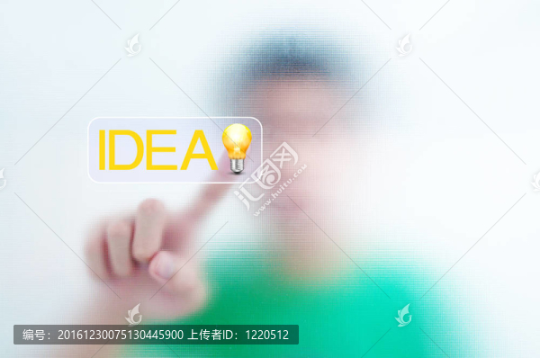 男子手指按下觸摸屏按鈕