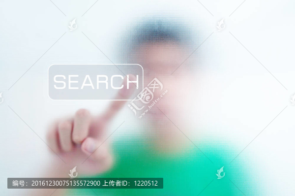 男子手指按下觸摸屏按鈕