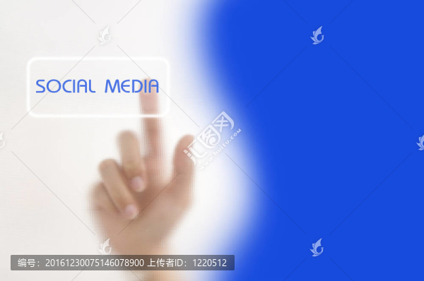 手按下社交媒體按鈕