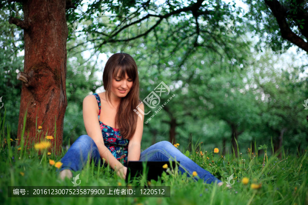 女人和上網(wǎng)本