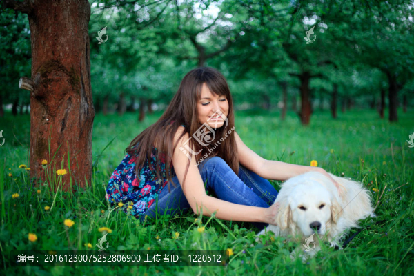 公園里的女孩和獵犬