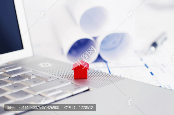 紅色模型房子和筆記本電腦