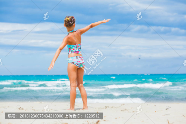 墨鏡女孩放松海洋背景