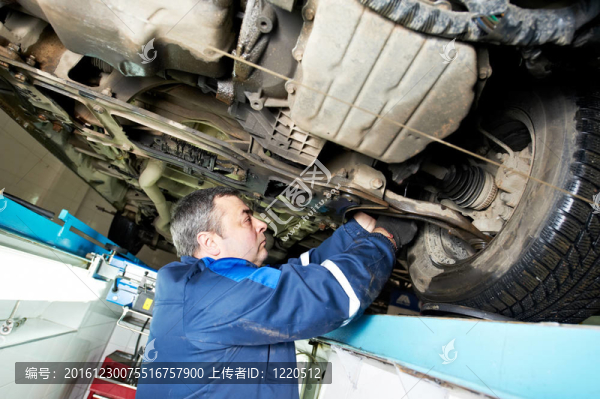 汽車修理工在車輪定位與扳手