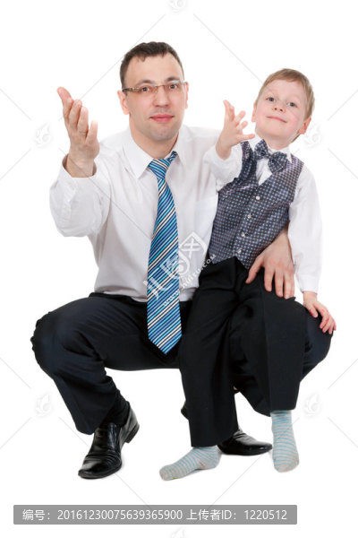 商人和他的兒子在畫室里拉著手