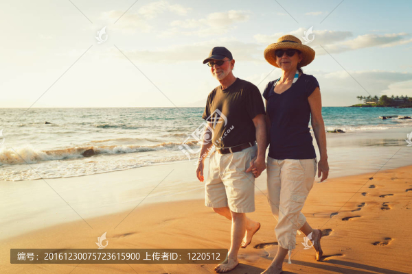 高級夫婦享受海灘日落