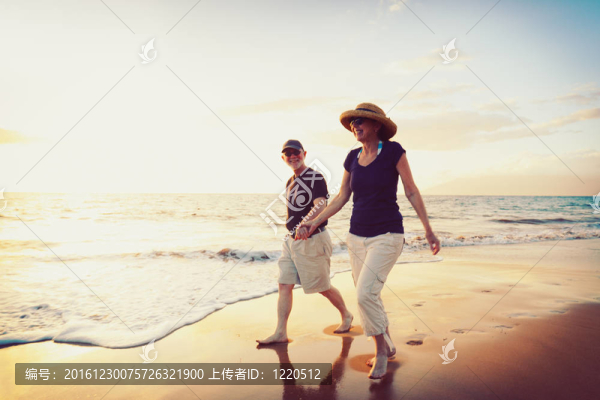 高級夫婦享受海灘日落