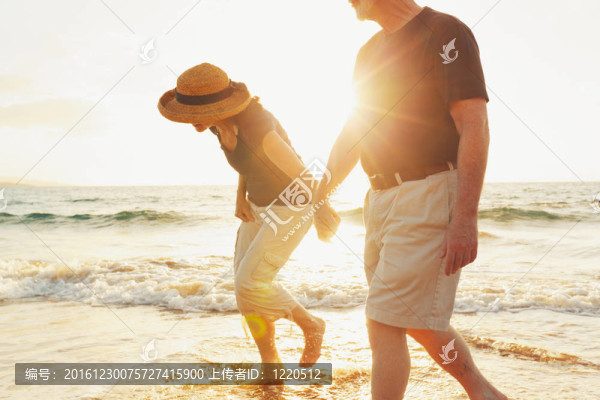 高級夫婦享受海灘日落