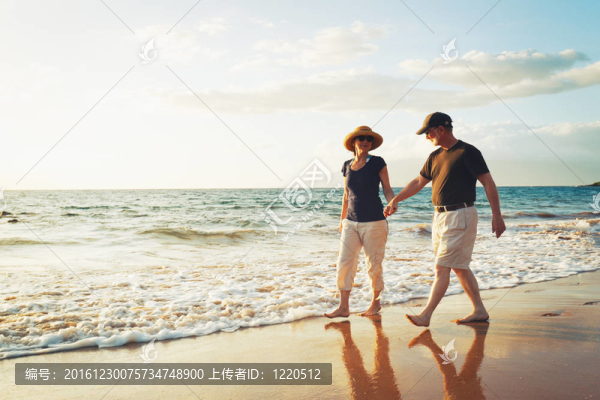 高級夫婦享受海灘日落