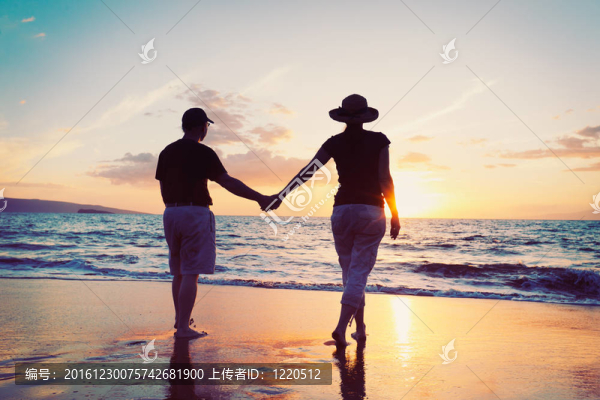 高級(jí)夫婦享受海灘日落