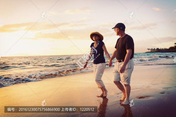 高級夫婦享受海灘日落