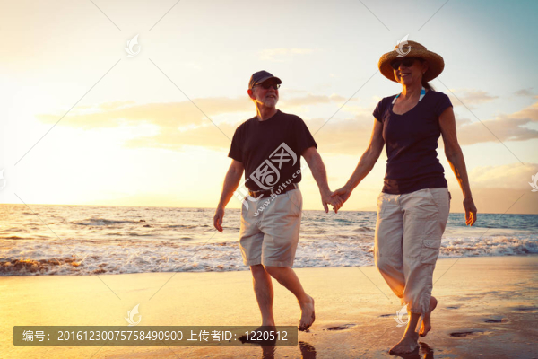 高級(jí)夫婦享受海灘日落