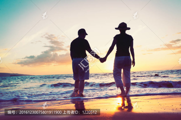 高級(jí)夫婦享受海灘日落