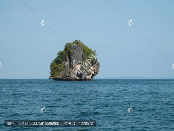 在攀牙灣外海甲米島；泰國
