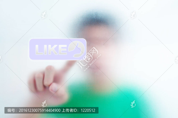 男子按下觸摸屏按鈕