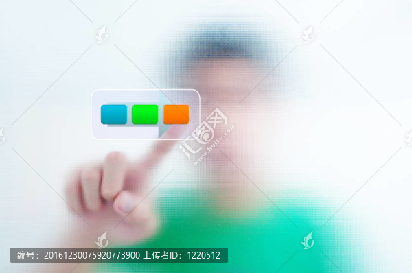 男子手指按下觸摸屏業(yè)務(wù)流程按鈕