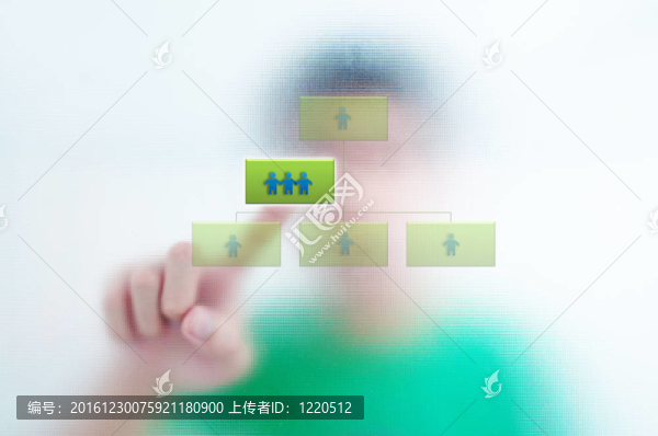 男子手指按下觸摸屏組織圖按鈕