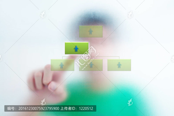 男子手指按下觸摸屏組織圖按鈕