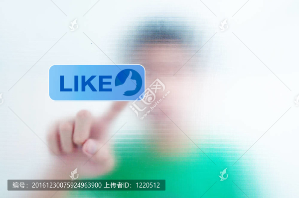 男子按下觸摸屏按鈕