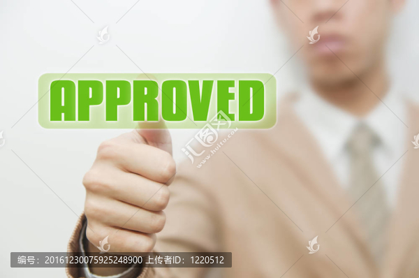 商務(wù)人按下觸摸屏批準按鈕