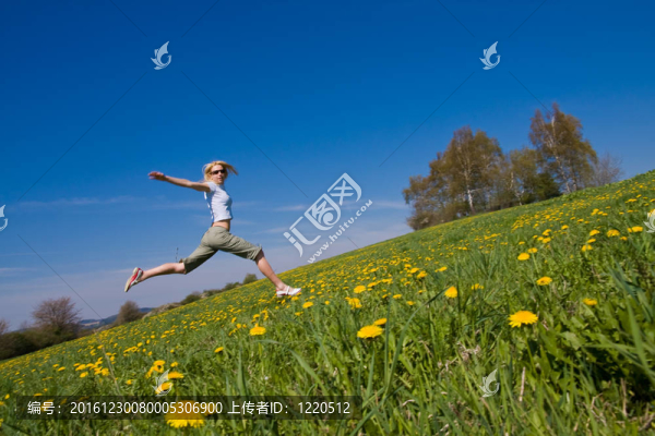 年輕女性在花草地上玩得開心