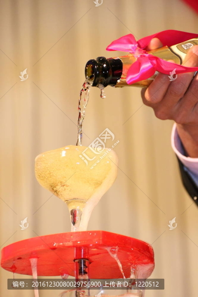 啤酒倒進玻璃杯