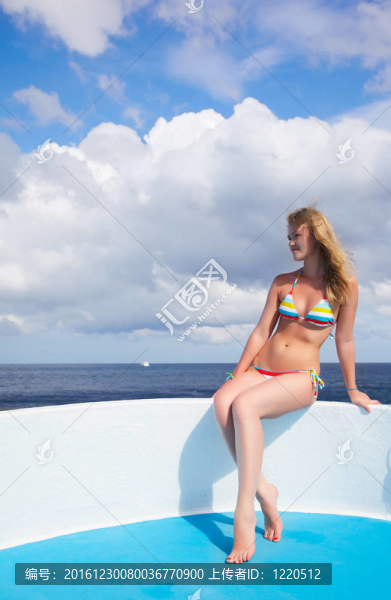 游艇上的金發(fā)女郎