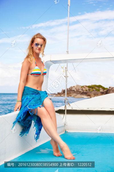 游艇上的金發(fā)女郎
