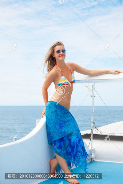 游艇上的金發(fā)女郎