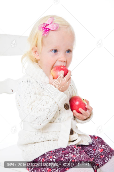 金發(fā)女孩坐在椅子上紅蘋果
